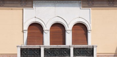 découvrez nos volets roulants de haute qualité pour sécuriser votre maison et améliorer votre confort. installation facile, design moderne et isolation optimale. devis gratuit en ligne.