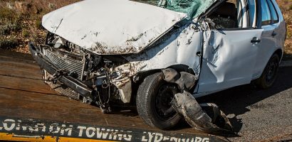 découvrez des astuces diy efficaces pour réparer les bosses et rayures de votre voiture facilement à la maison, sans frais élevés.