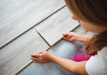 Comment poser un sol PVC en rouleau sans faire de bulles ?