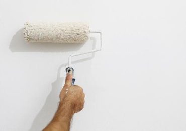 Le guide pour appliquer une peinture satinée sans traces de rouleau