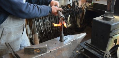 découvrez nos solutions professionnelles de pliage de tôle pour des formes précises et durables. expertise en découpe et formage de métaux adaptée à vos besoins industriels.