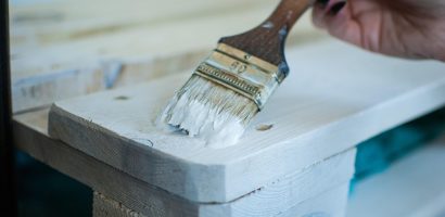 peinture pour meubles de haute qualité, idéale pour relooker et protéger vos surfaces en bois, métal ou plastique avec une finition durable et esthétique.