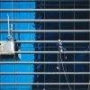 Nettoyage de vitres en hauteur : cordiste ou nacelle, que choisir ?