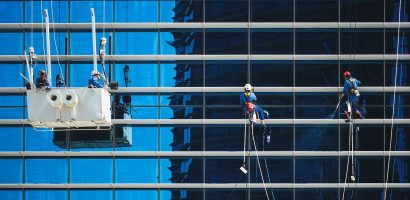 service professionnel de nettoyage de fenêtres en hauteur pour immeubles et gratte-ciels, garantissant des vitres impeccables et une sécurité optimale.