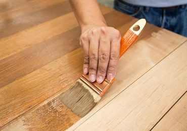 Nos astuces pour poncer et peindre un meuble en palettes comme un pro