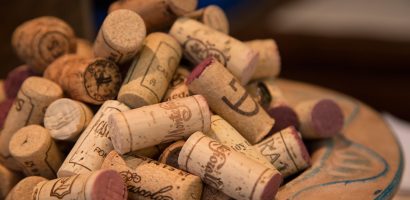 découvrez ce qu'est le frais de bouchon (corkage fee), ses règles et comment il impacte votre expérience dans les restaurants.