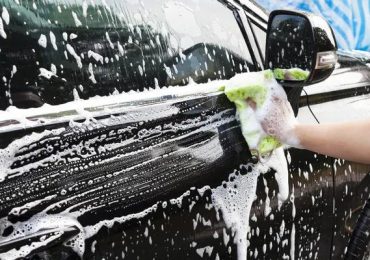 La technique du lavage à la main pour ne plus créer de micro-rayures