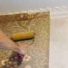 Peindre sur du papier peint : bonne solution ou cache-misère