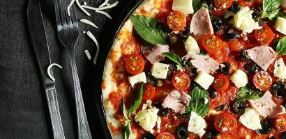 découvrez nos délicieuses pizzas artisanales, préparées avec des ingrédients frais et de qualité pour un goût authentique à chaque bouchée.