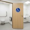 Porte ouvrant vers l’extérieur pour WC PMR