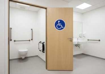 Porte ouvrant vers l’extérieur pour WC PMR