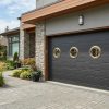 Portes de garage design : personnalisez vos panneaux avec des hublots