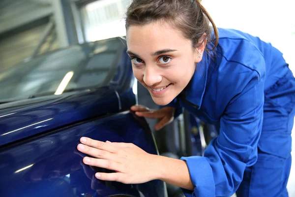 Le débosselage sans peinture abîme-t-il le vernis d&rsquo;origine de la voiture ?
