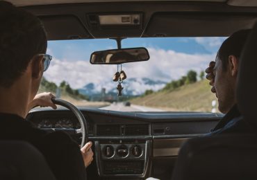 Remplacement de pare-brise sur voiture électrique : spécificités et précautions