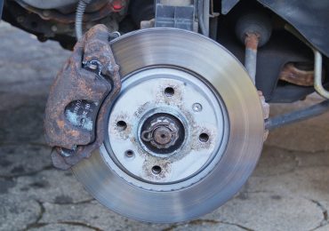 Changer ses plaquettes de frein arrière avec un frein à main électrique