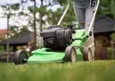 Tondeuse électrique filaire ou à batterie : le duel