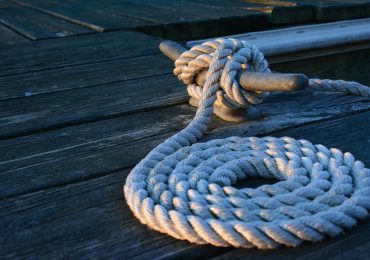 Ajouter des taquets de garde au milieu du bateau