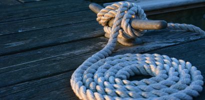découvrez notre sélection de taquets de bateau robustes et fiables, idéaux pour sécuriser vos cordages et amarres lors de vos sorties en mer.