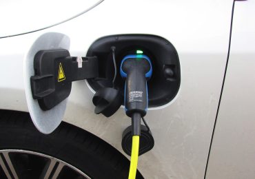 Borne de recharge : câble spécifique pour charge rapide