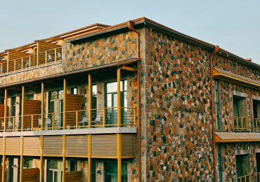 Construire local : Comment utiliser la terre et la pierre de votre région?