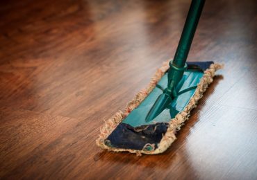Taches de vin ou café sur parquet huilé