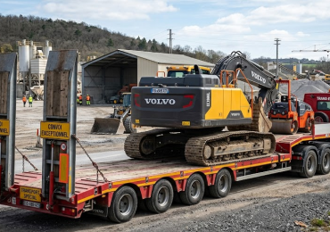Plateau surbaissé porte-engin : transporter une pelle de 50 tonnes
