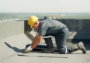 Entretien toit plat : quand et comment le nettoyer ?