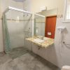 Lavabo ergonomique résine : solidité et hygiène (accessibilité PMR)