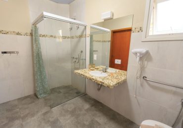 Lavabo ergonomique résine : solidité et hygiène (accessibilité PMR)