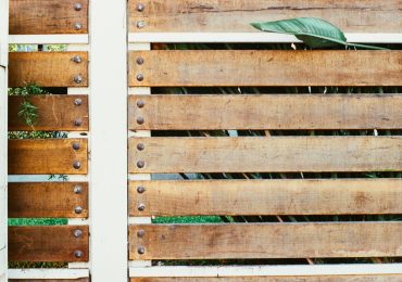 Préparer le bois avant le saturateur : nettoyage et brossage