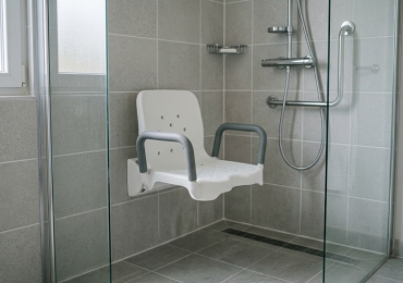 Salle de bain : siège de douche ergonomique avec accoudoirs