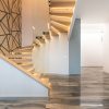 Entretien d’un escalier verre : traces de doigts et poussière