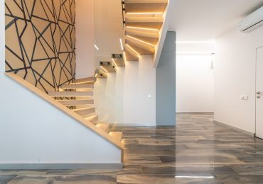 Entretien d&rsquo;un escalier verre : traces de doigts et poussière